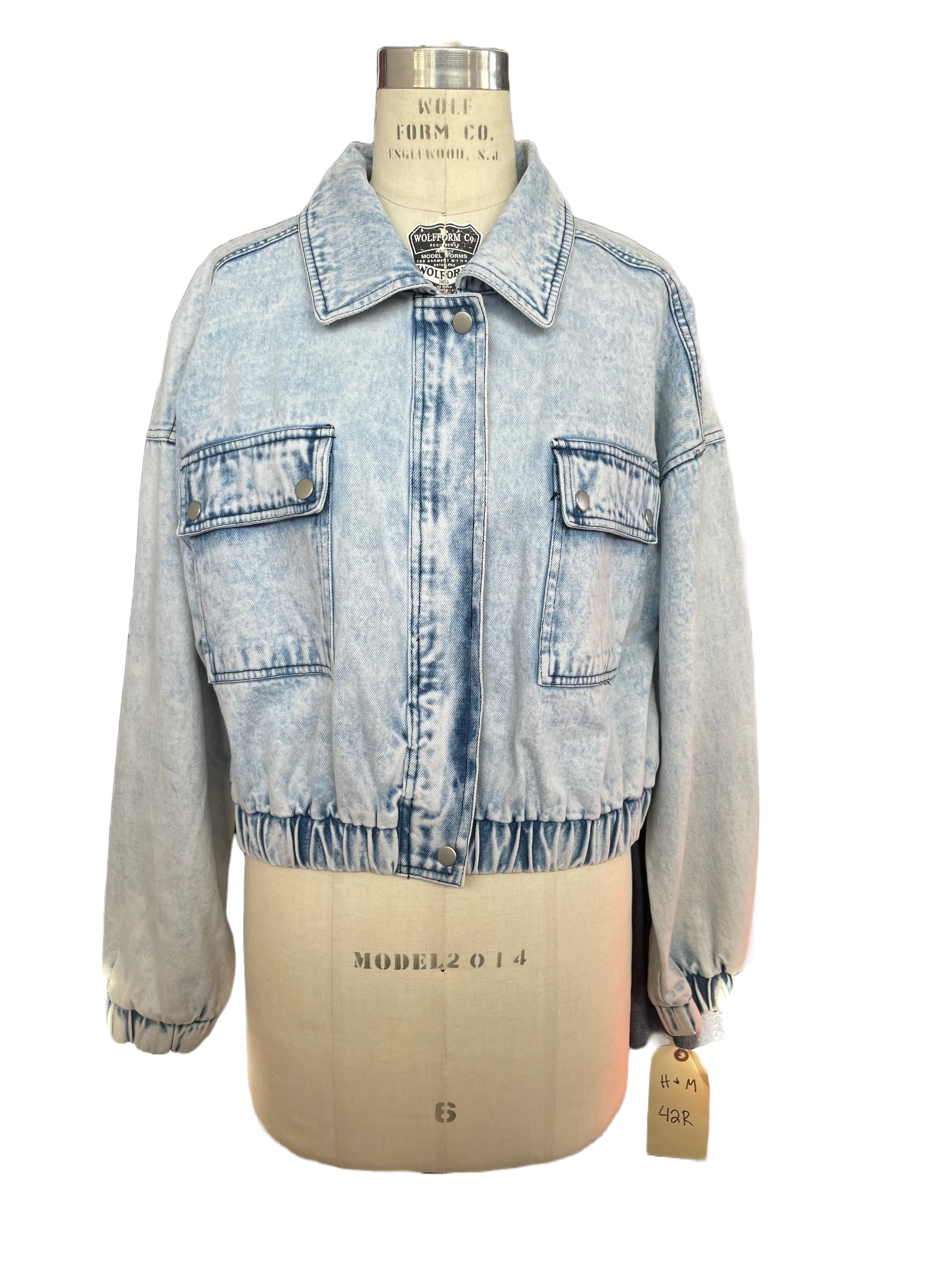 AVEC LES FILLE Women’s light acid wash cropped denim bomber jacket w/ elastic hem & cuffs, L